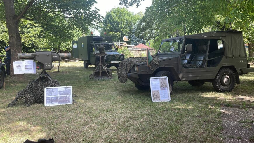 Ausstellung Historische Militärfahrzeuge und Ausrüstung der RK Hanau